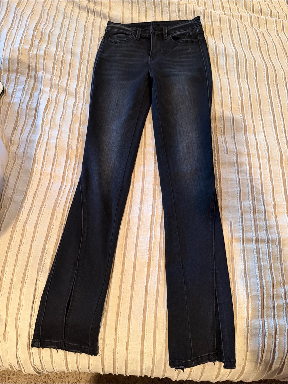 NWOT Flying Monkey distress Wash Women’s skinny Jeans with front slit